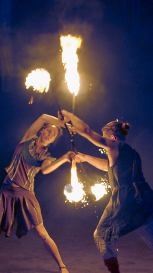 Dido (Greta Hoss) und Aeneas (Gregor Lawrenz) im spannenden Kampf mit Feuerstäben.