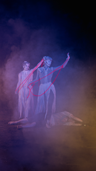 Die drei Moiren (Corinna Storbeck, Clara Komann, Friederike Großmann) gehen über Leichen - in diesem Falle über Didos Leibwache (Sebastian Hörner).