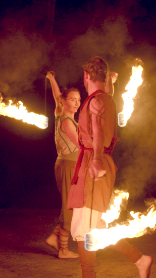 Selene (Anna Shaposhnik) und Achates (Alexander Dyck) in feuriger Partnerpoi-Choreografie.