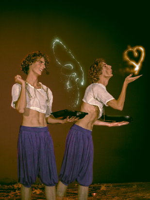 Eros (Ben S.) freut sich über die Liebe zwischen Dido und Aeneas.