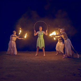 Hera (Pauline Findewirth) umringt von den drei Moiren (Friederike Großmann, Corinna Storbeck, Clara Komann).