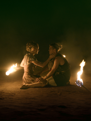 Dido (Greta Hoss) und Aeneas (Gregor Lawrenz) sitzen sich verliebt gegenüber.