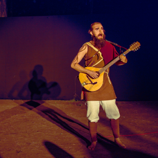 Nico Westerbeck als Barde Misenos performt mit Gesang Bouzouki