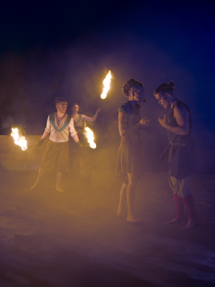 Dido (Greta Hoss) ertappt Aeneas (Gregor Lawrenz) im emotionalen Fackelschein.