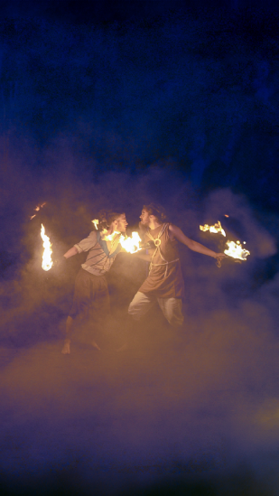 Didos Leibwache (Sebastian Hörner) und Misenos (Nico Westerbeck) im tänzerischen Kampf mit Feuerpoi.