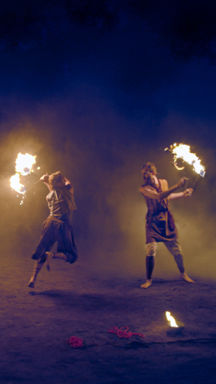 Selene (Anna Shaposhnik) und Achates (Alexander Dyck) im tänzerischen Kampf mit Feuerpoi.