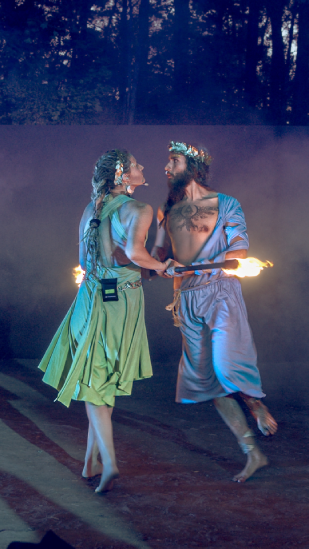 Hera (Pauline Findewirth) und Zeus (Julian Allescher) im feurigen Tanz der Gottheiten.