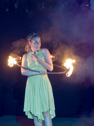 Die aufgebrachte Hera (Pauline Findewirth) in einem Feuerhoop.