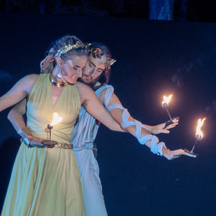 Hera (Pauline Findewirth) und Zeus (Julian Allescher) im Paartanz mit Handfackeln (Palm Torches)