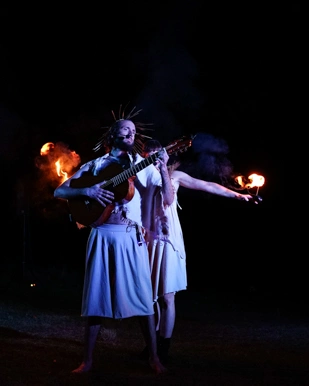 Apollon (Julian Allescher) mit Gitarre und Kalliope (Corinna Storbeck) mit Flammen in der Hand.