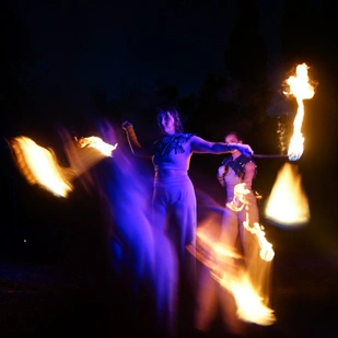 Anna Shaposhnik mit Feuerpoi und Giulia B. mit brennendem Ropedart in 'Einsamkeit'.