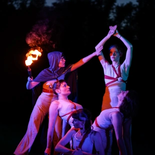 Prometheus (Jasmine Schmauder) mit Fackel in der Hand und die seelenlose Menschmaschine (Pauline Findewirth, Corinna Storbeck, Friederike Großmann, Anna Shaposhnik).