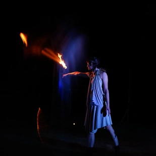 Kalliope (Corinna Storbeck) singt das Lied vom Feuer.