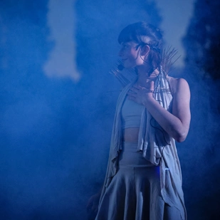 Kalliope (Corinna Storbeck) zur blauen Stunde.