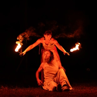 Corinna Storbeck und Leonard Strübin performen die Emotion 'Liebe'.