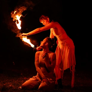 Corinna Storbeck und Joule Neetz in der Szene 'Liebe'.