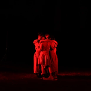 Gruppenumarmung (Joule Neetz, Corinna Storbeck, Leonard Strübin, Laura Morales Pineda und Maya Göpfert) in der Szene 'Liebe'.