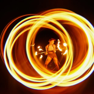 Maya Göpfert als Teil der Szene 'Mut' mit Dragon Staff.