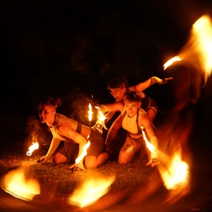 Die 'Mutigen' (Joule Neetz, Jasmine Schmauder, Maya Göpfert) posieren und spielen mit Palm Torches.