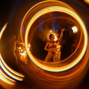 Die Szene 'Neugier' erzählt von der Entdeckung des Feuers durch die Menschheit.