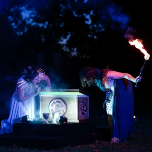 Pandora (Pauline Findewirth) und Prometheus (Anna Shaposhnik) und die geheimnisvolle Büchse der Pandora.