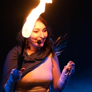 Prometheus (Anna Shaposhnik) mit Fackel in der Hand kann es kaum erwarten.