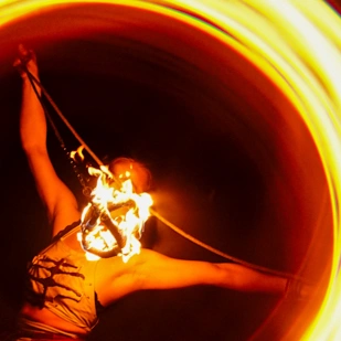 Giulia B. in 'Schmerz' hält ihren Fire Ropedart vor ihr Gesicht.
