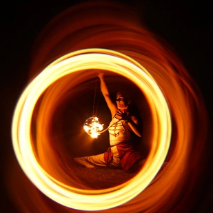 Giulia B. mit Feuer-Ropedart in 'Schmerz'.