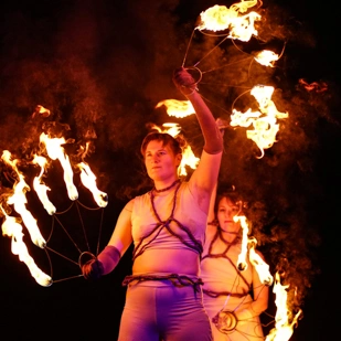 Pauline Findewirth und Anna Shaposhnik mit Feuerfächern in der Szene 'Wut'.